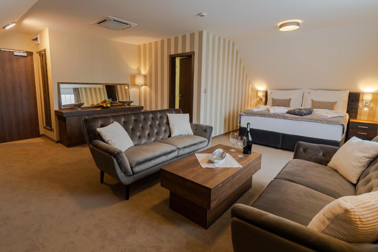 Hotel Demaenova **** ลิฟตอฟสกีมิคูลาช ภายนอก รูปภาพ